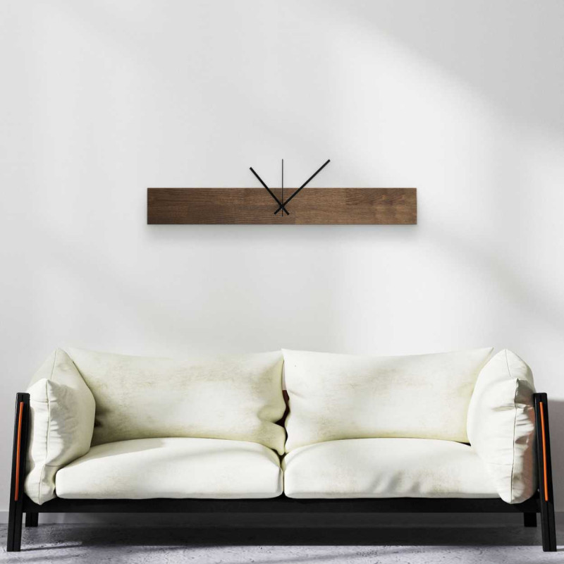 Wanduhr aus Naturholz mit schlichten schwarzen Zeigern