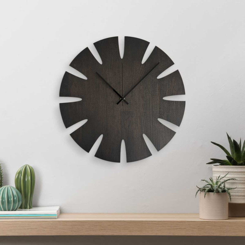 Moderne Wanduhr aus Holz mit runder Form und minimalistischem Design, passend für das Wohnzimmer.