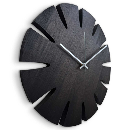 Große Wanduhr aus Massivholz mit dezent minimalistischem Look.