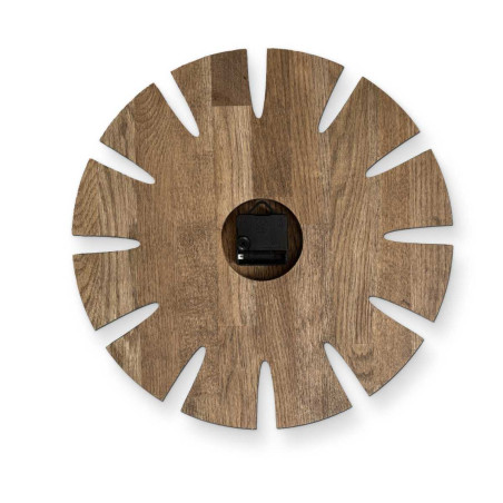 Elegante Wanduhr aus geschnitztem Holz mit originellem Design, passend für die Küche.