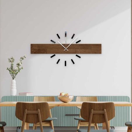 Moderne Wanduhr aus Holz mit elegantem Design für das Wohnzimmer.