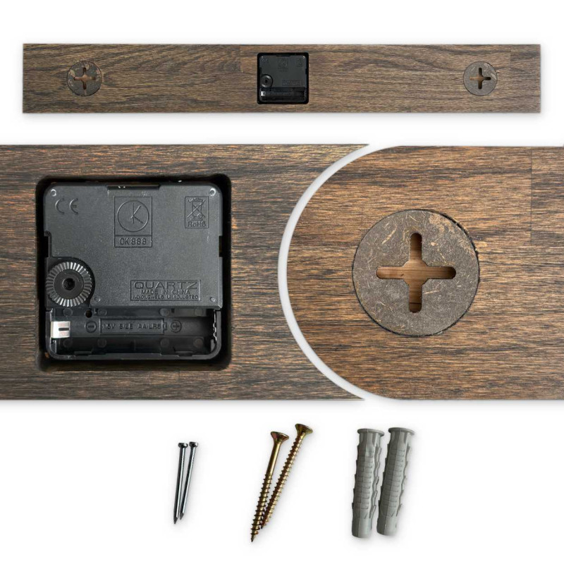 Moderne Wanduhr aus Holz mit eleganter Silhouette.