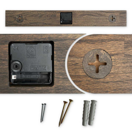 Moderne Wanduhr aus Holz mit eleganter Silhouette.