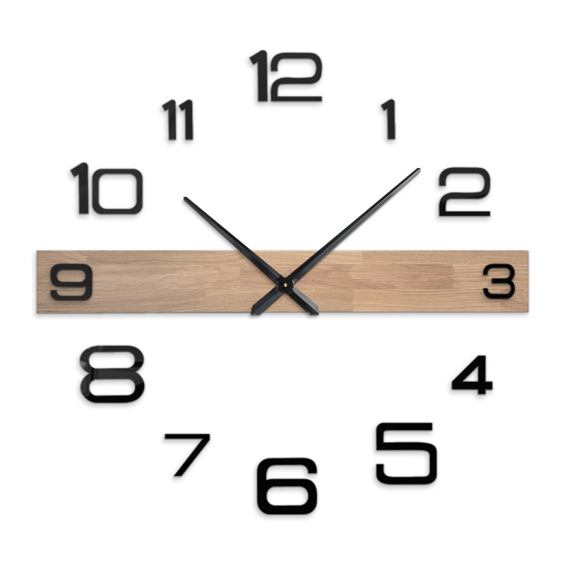 Minimalistische Wanduhr aus Holz mit Metallzeigern und markanter Ziffernschrift.