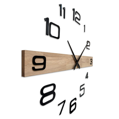 Preiswerte und stilvolle Wanduhr aus Holz in modernem Design mit großen Ziffern.
