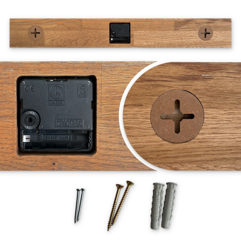 Wanduhr aus Holz mit markanten schwarzen Zahlen und schwarzen Zeigern.