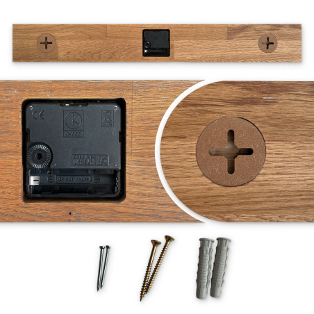 Wanduhr aus Holz mit markanten schwarzen Zahlen und schwarzen Zeigern.