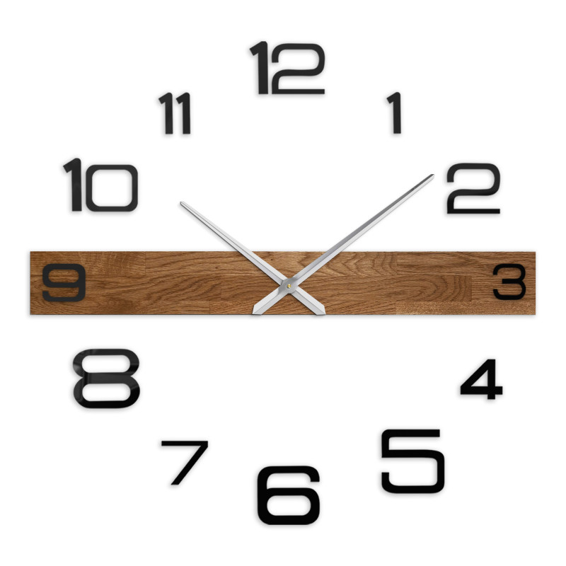 Große Wanduhr aus Holz mit schwarzen arabischen Ziffern und dunklen Zeigern, passend für das Wohnzimmer.