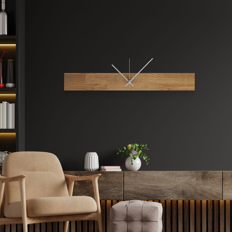 Große Wanduhr aus Holz mit markanten schwarzen Zeigern und separaten Zahlen.