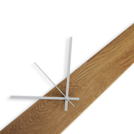 Elegante Holzuhr mit dunklem Holzdeckel und schwarzen Ziffern an der Wand.