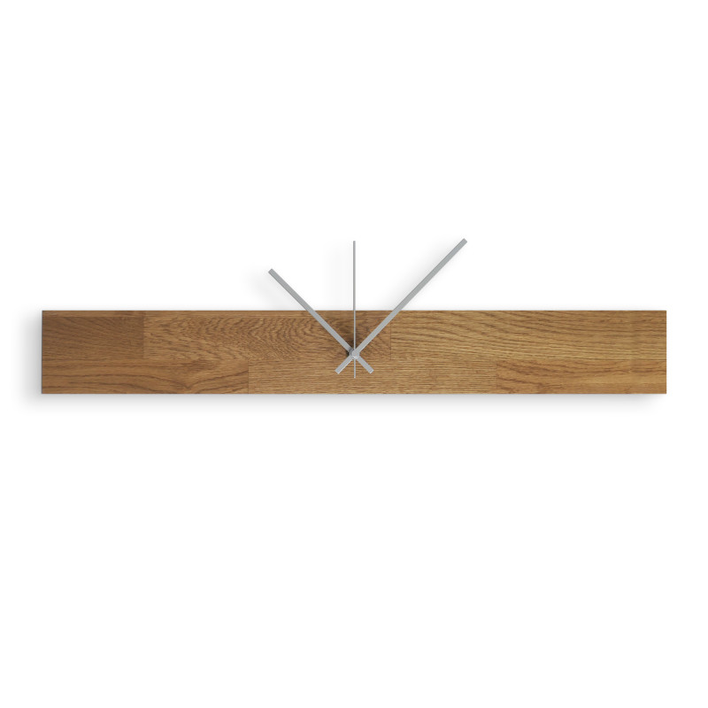 Minimalistische Wanduhr mit einem Holzteil und schwarzen, gut lesbaren Ziffern.