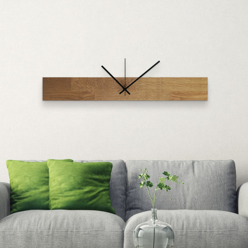 Wanduhr aus Holz mit braunem Holzrahmen und großen, schwarzen Ziffern, geeignet für die Küche.