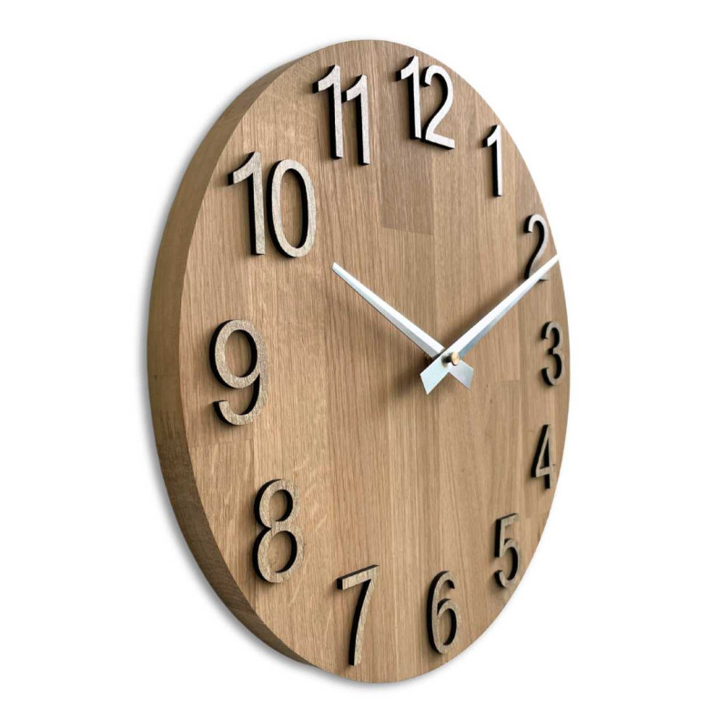 Schlichte Uhr mit übersichtlichem Zifferblatt