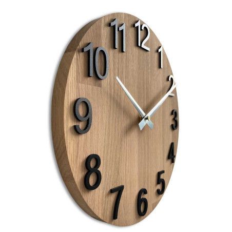 Minimalistische runde Uhr mit Zahlen und Zeigern
