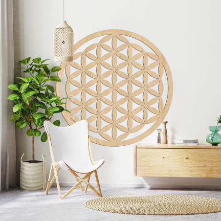 Elegante, geschnitzte Holzmandala an der Wand
