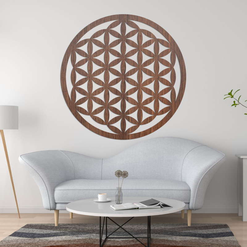 Elegant geschnitztes Mandala aus Holz an der Wand