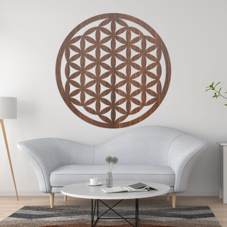 Elegant geschnitztes Mandala aus Holz an der Wand