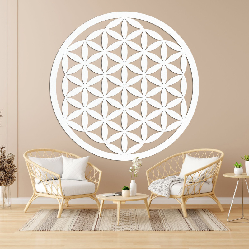 Elegant geschnitztes Mandala aus Holz an der Wand