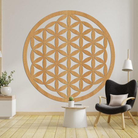 Elegant geschnitztes Mandala aus Holz an der Wand