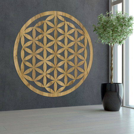 Elegant geschnitztes Mandala aus Holz an der Wand