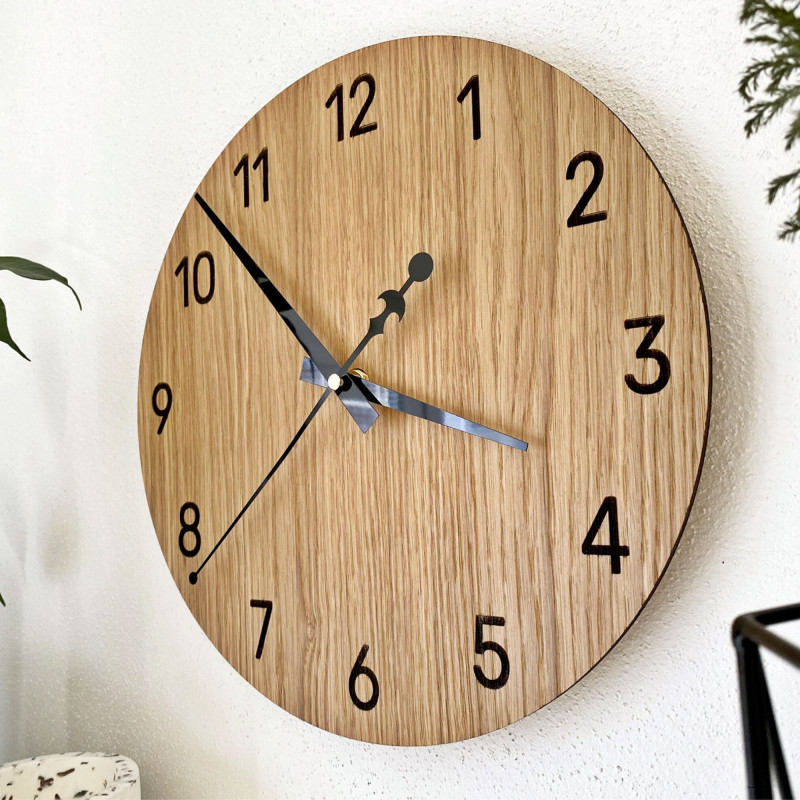 Einzigartige Holzuhr im modernen Design