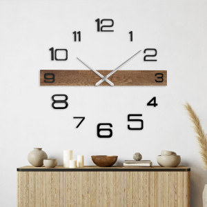 Minimalistische Wanduhr mit Holzteil und schwarzen, gut sichtbaren Zahlen.