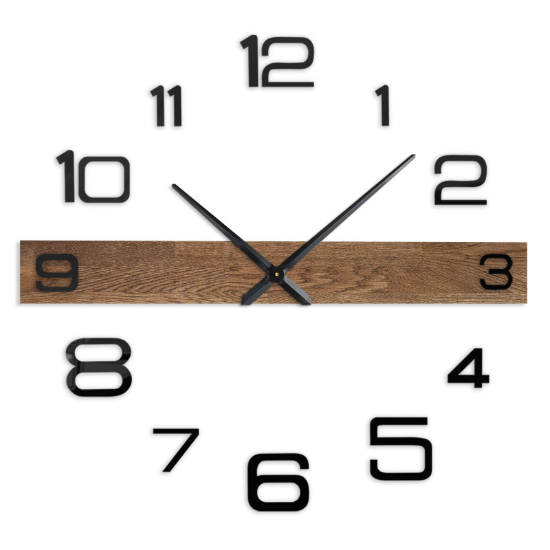 Moderne Wanduhr mit Holzmittelsteg und schwarzen, separaten Ziffern.