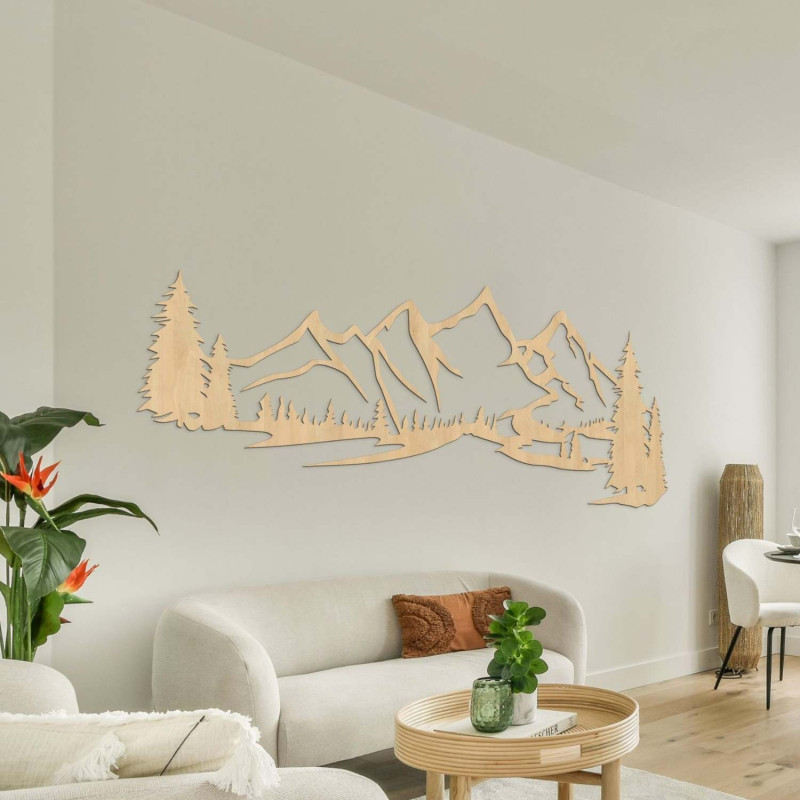 Wandmalerei aus Holz mit einem Motiv von Bergen und dichtem Wald
