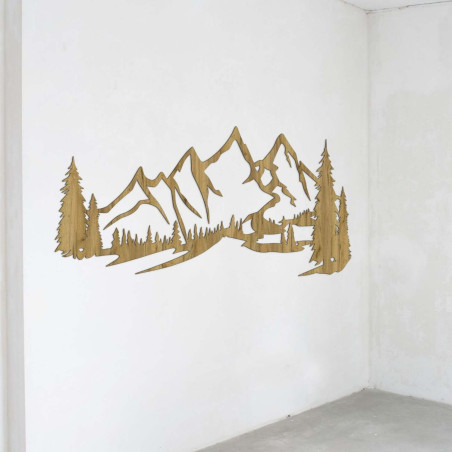 Minimalistisches Holzgemälde mit einer Bergkette und einem Nadelwald