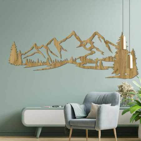 Minimalistisches Holzgemälde mit einer Bergkette und einem Nadelwald