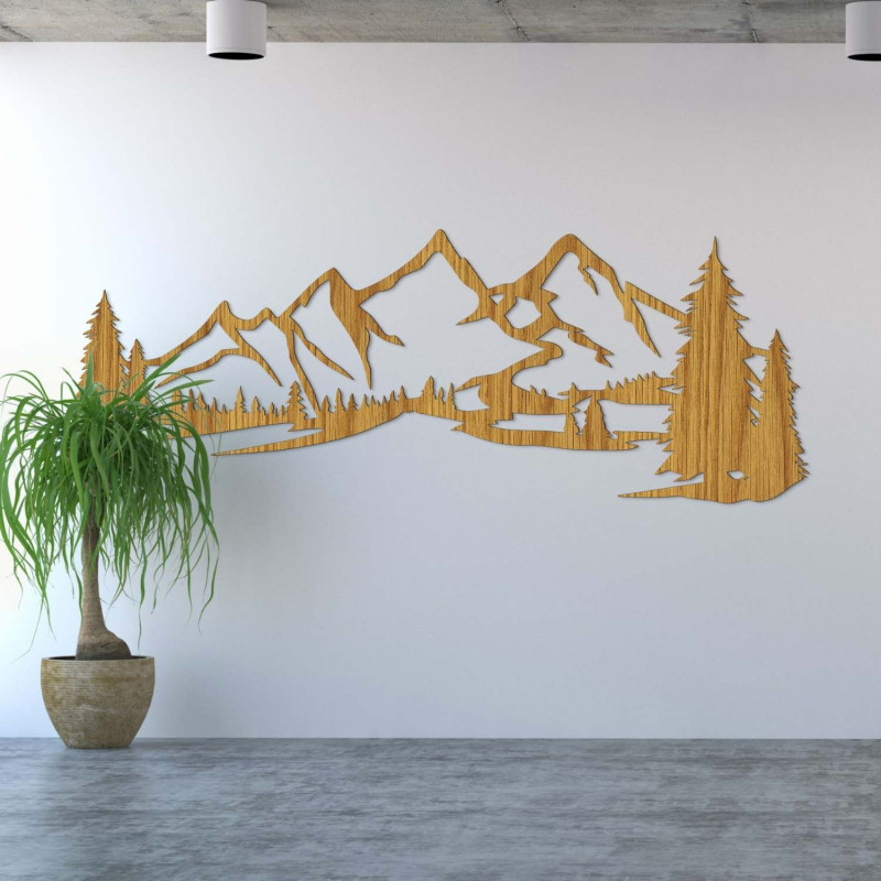 Minimalistisches Holzgemälde mit einer Bergkette und einem Nadelwald