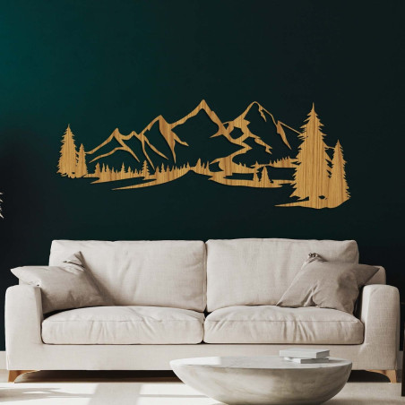 Minimalistisches Holzgemälde mit einer Bergkette und einem Nadelwald