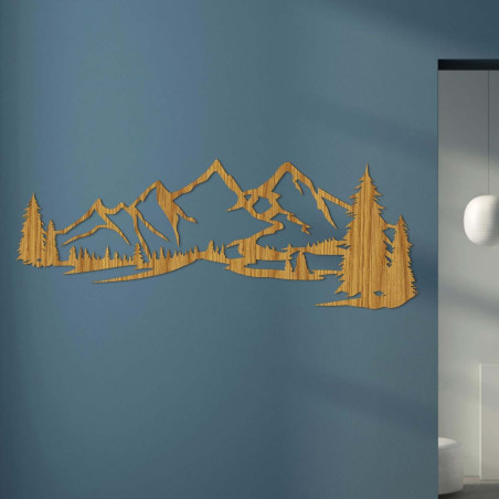 Minimalistisches Holzgemälde mit einer Bergkette und einem Nadelwald