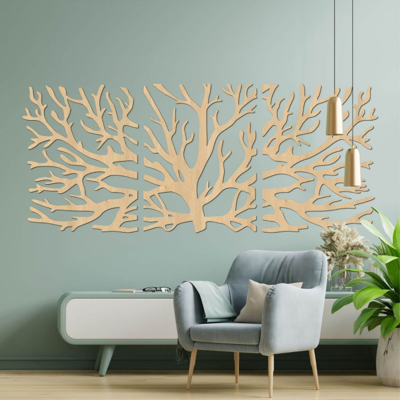 Dreiteiliges Holzbild „Baum des Lebens“ in dunklem Design an der Wand eines modernen Interieurs