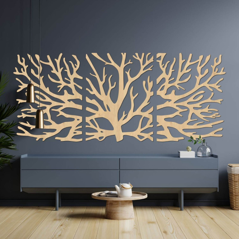 Dreiteiliges Holzbild „Baum des Lebens“ in dunklem Design an der Wand eines modernen Interieurs