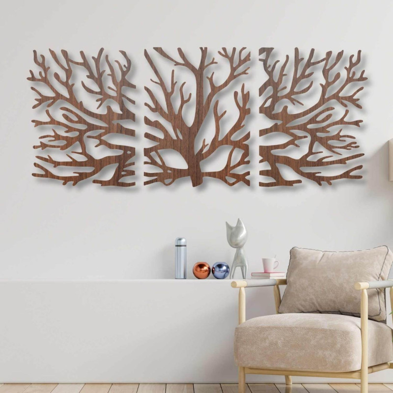 Dreiteiliges Holzbild „Baum des Lebens“ in dunklem Design an der Wand eines modernen Interieurs