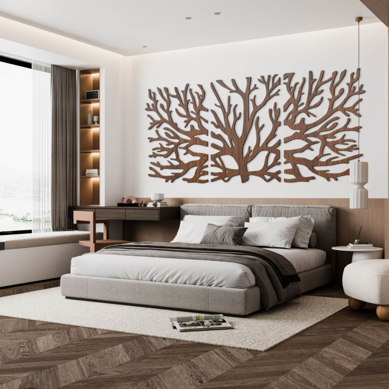 Dreiteiliges Holzbild „Baum des Lebens“ in dunklem Design an der Wand eines modernen Interieurs