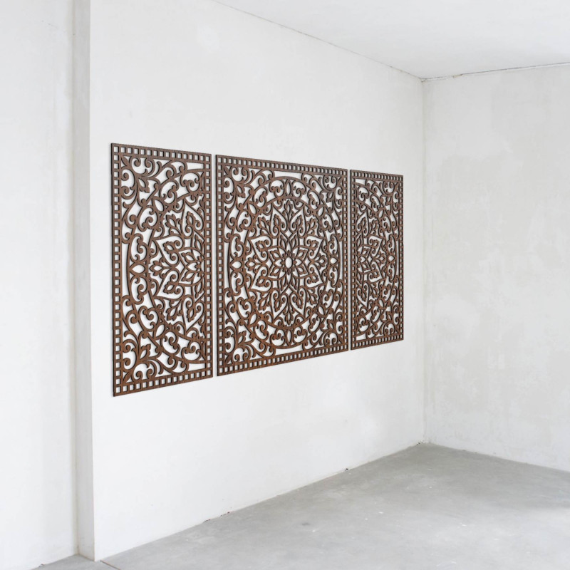 Handgeschnitzte Holzdekorationen bringen Harmonie und Stil.