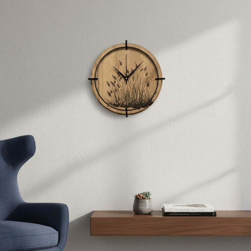 Wanduhr aus Naturholz mit Pflanzenmuster