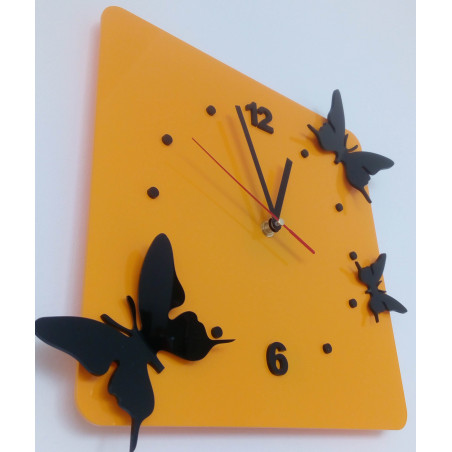 Moderne Wanduhr aus Plexiglas. Trendige Wanduhr als Geschenkidee. X-Momo-Uhr. PMMA