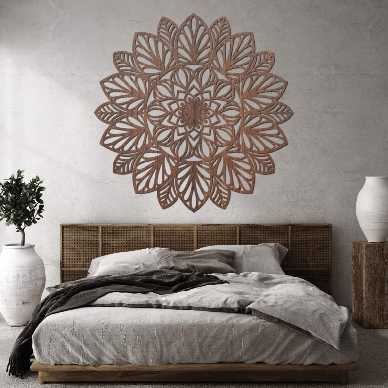 Eine fein geschnitzte Mandala an der Wand als dominantes Element eines modernen Interieurs.