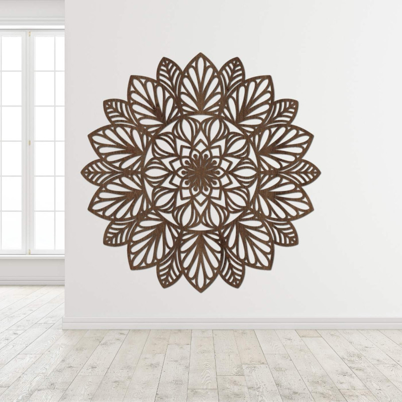 Eine fein geschnitzte Mandala an der Wand als dominantes Element eines modernen Interieurs.