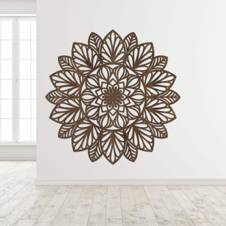 Eine fein geschnitzte Mandala an der Wand als dominantes Element eines modernen Interieurs.