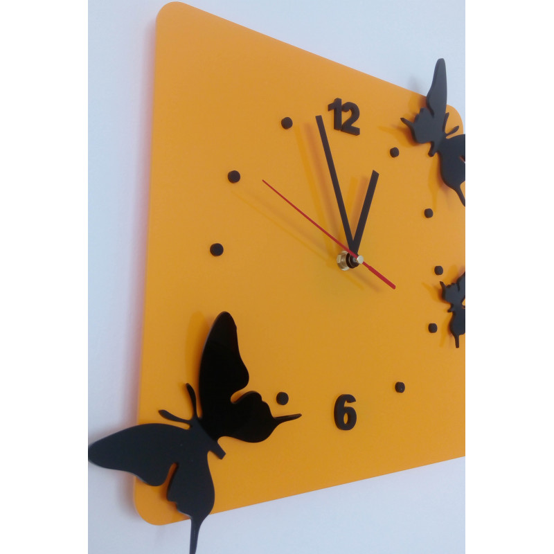 Moderne gelbe Wanduhr mit Schmetterlingen | Designeruhr fürs Wohnzimmer