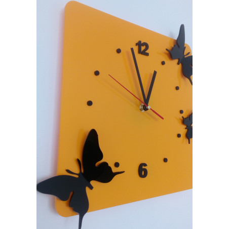 Moderne gelbe Wanduhr mit Schmetterlingen | Designeruhr fürs Wohnzimmer