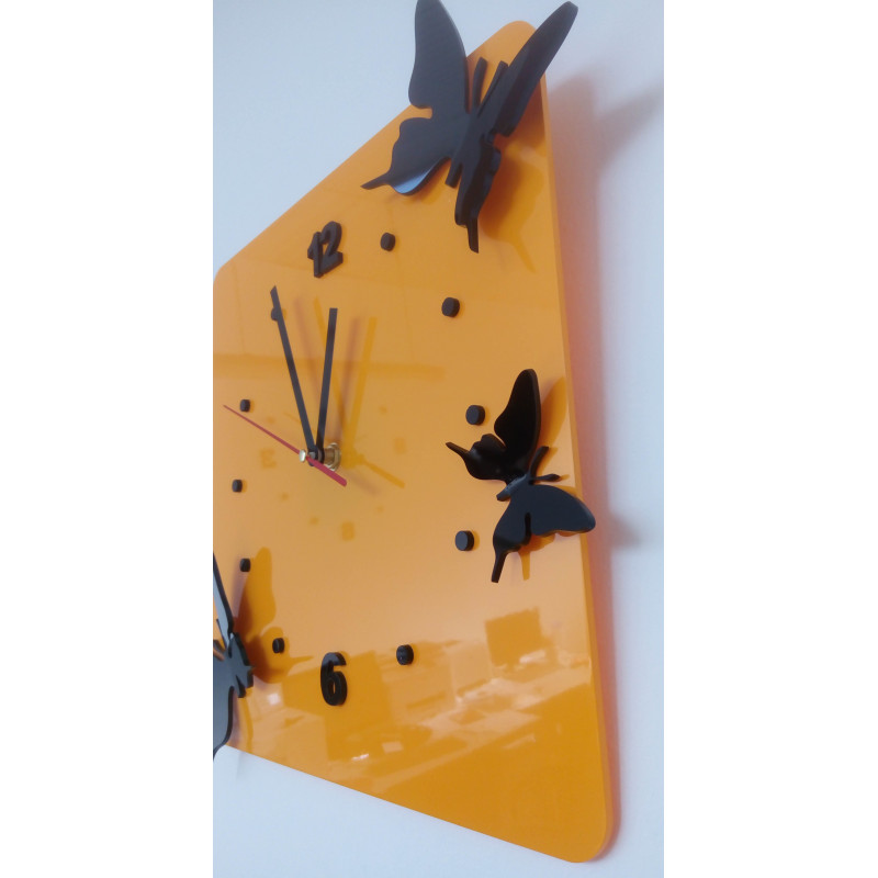 Moderne gelbe Wanduhr mit Schmetterlingen | Designeruhr fürs Wohnzimmer