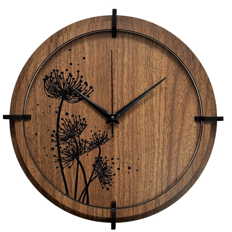 Moderne Wanduhr aus dunklem Holz für den Innenbereich.