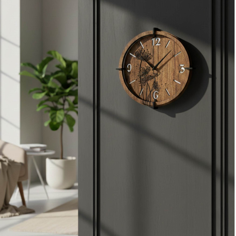 Detailansicht von eingravierten Löwenzahnblüten auf einer Holzuhr mit Walnussdekor.