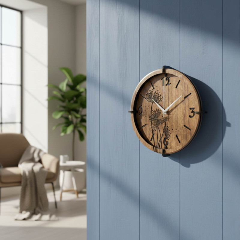 Detailansicht von eingravierten Löwenzahnblüten auf einer Holzuhr mit Walnussdekor.