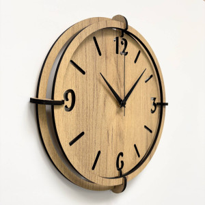 Moderne Wanduhr aus Holz in Eichenoptik mit schwarzen Ziffern.